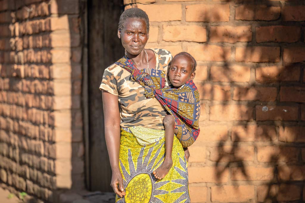 donna sorregge bimba con la fascia