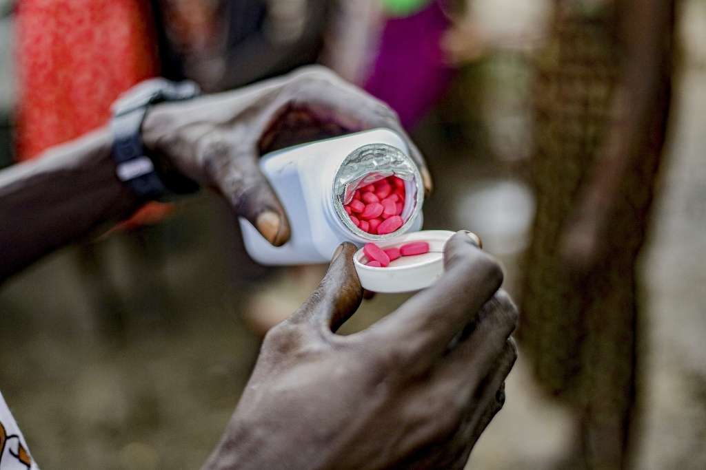 foto operatore con flacone di antibiotici 