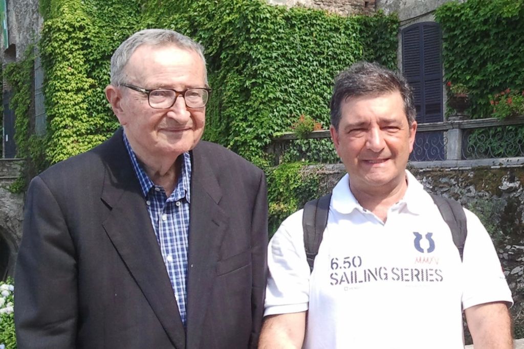 uomini stanno in piedi vicini