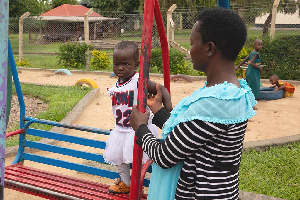 bimba su altalena con mamma