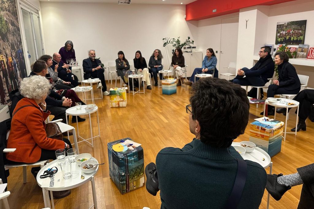 persone sedute in cerchio