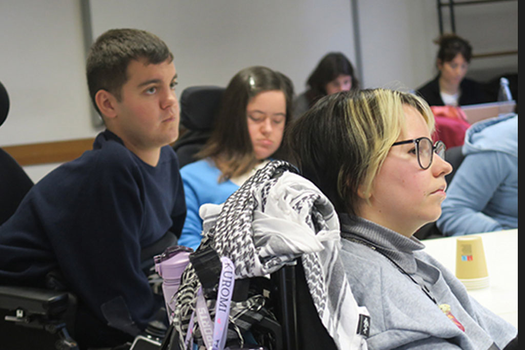 foto giovani con disabilità in aula