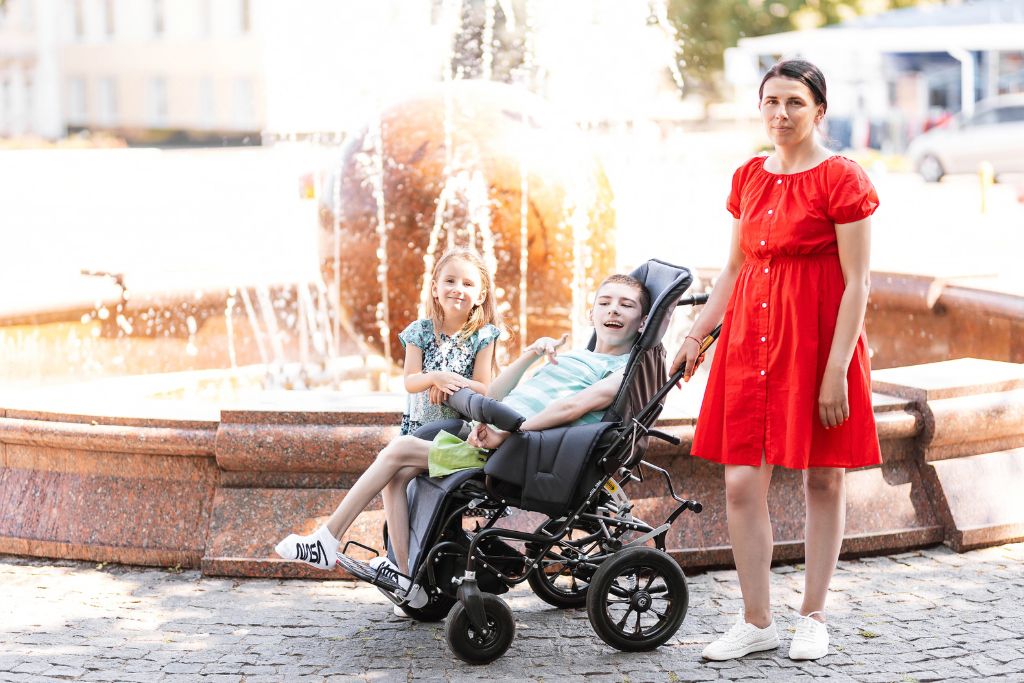 foto bambino su sedia a rotelle