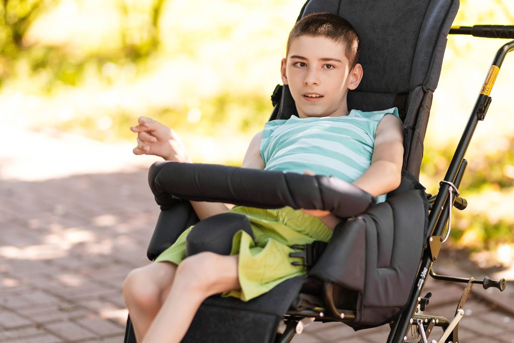 primo piano bambino su sedia a rotelle