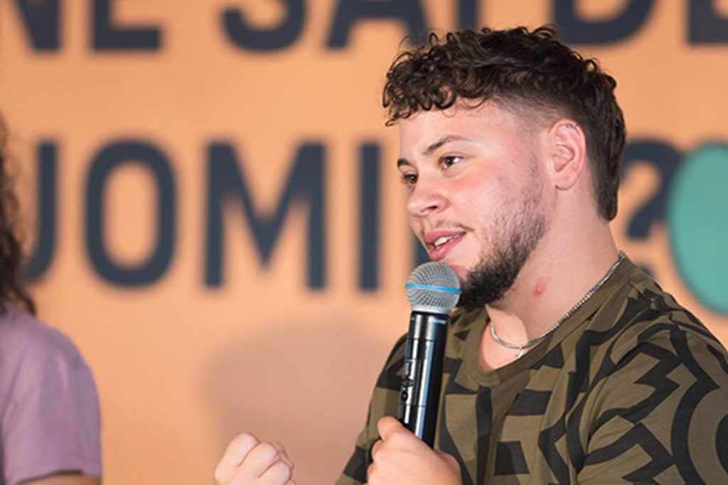 primo piano ragazzo con disabilità